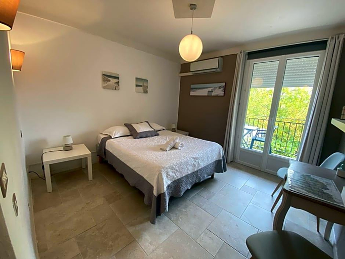 Bedroom 4, Hotel Carina, Vaucluse