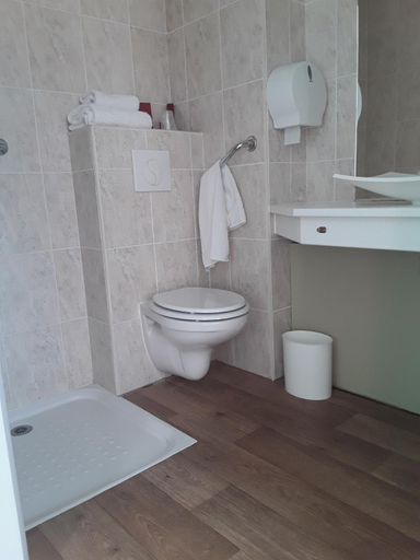 Bathroom 3, Le Relais De Voisins, Yvelines