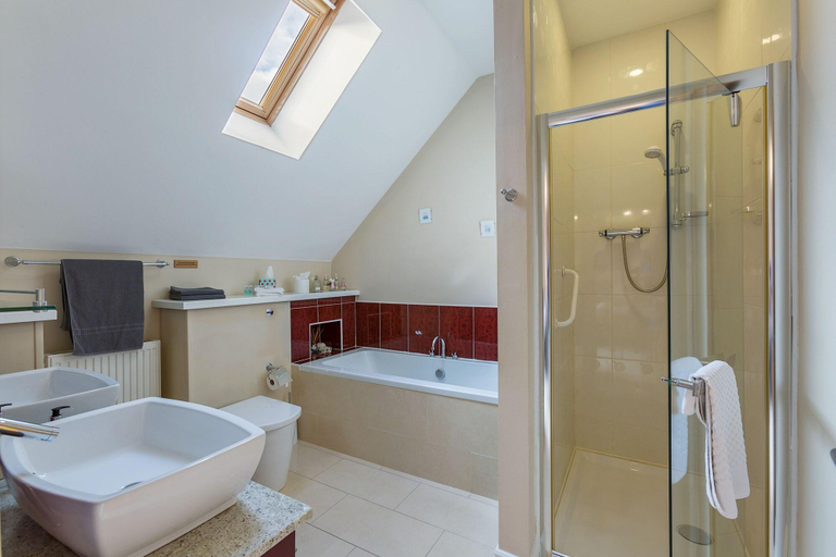 Bathroom 4, Dun Ard