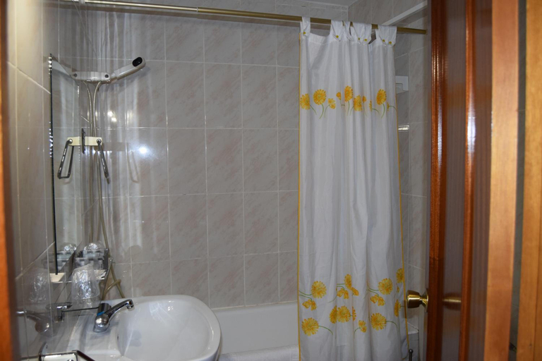 Bathroom, Hotel Rural Marcos, Madrid