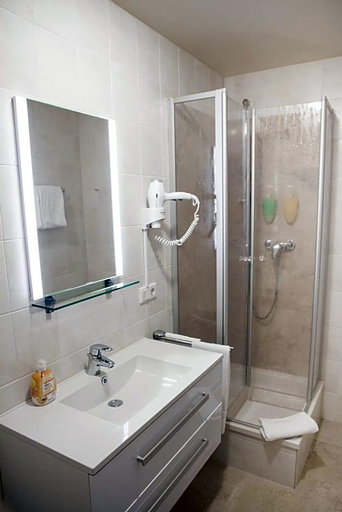 Bathroom 4, Hotel Garni Haus Zum Gutenberg, Freising
