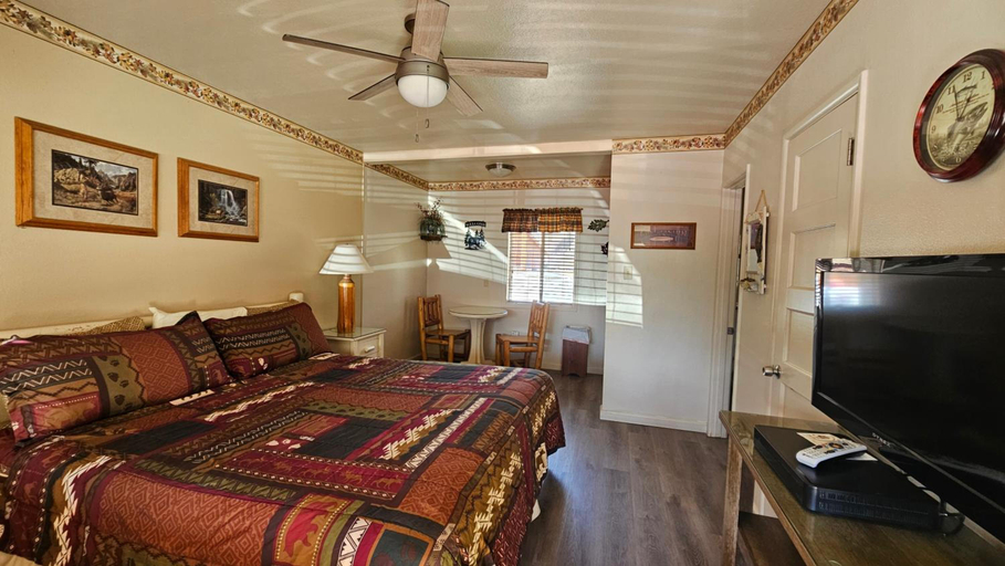 Bedroom 2, Sequoia Lodge, Kern