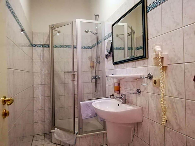 Bathroom 5, Hotel Dorfschv Nke, Rendsburg-Eckernförde