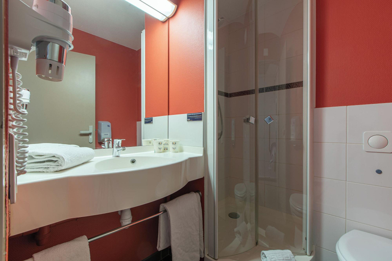 Room 4, Ace Ha Tel Cha Teauroux Da Ols, Indre