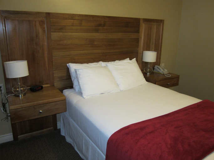 Bedroom 3, Reynolds Hotel, Squamish-Lillooet