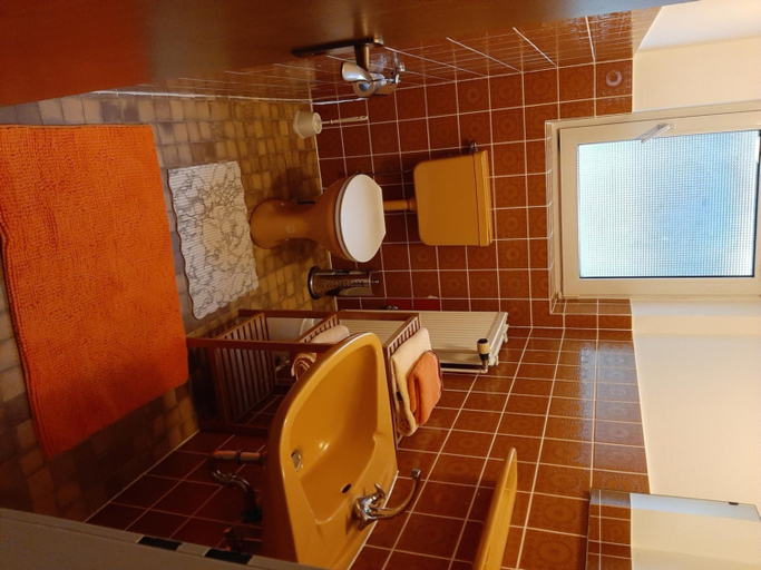Bathroom 3, Goode Wind, Aurich