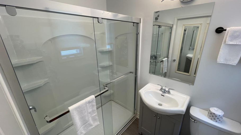 Bathroom 3, Haileybury Beach Motel, Timiskaming