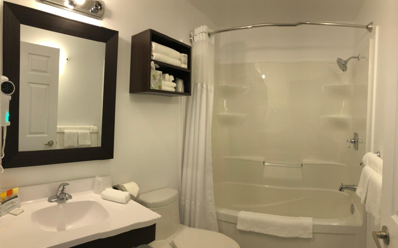 Bathroom 5, Kow's Inn, Cape Breton