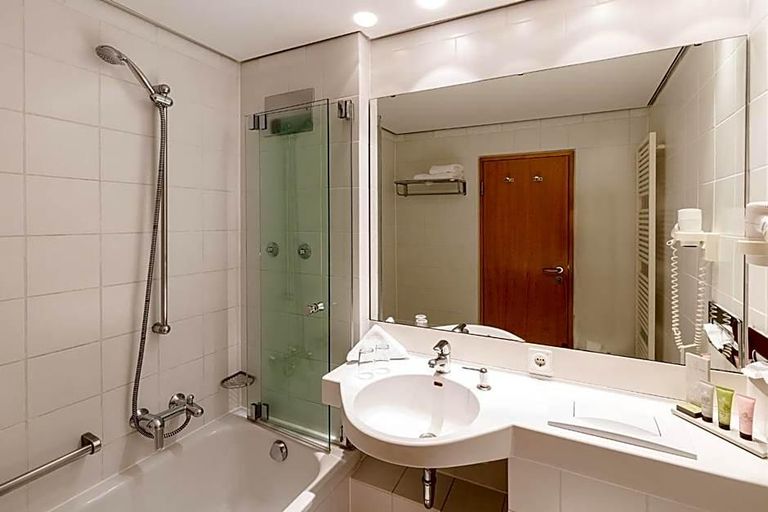 Bathroom 3, Golfhotel Restaurant Lindenhof, Wetteraukreis