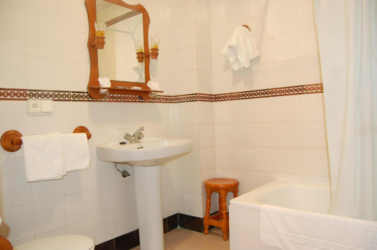 Bathroom 3, Hotel Antonio Conil, Cádiz