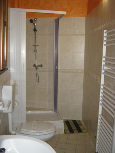 Bathroom 3, Il Laghetto, Cosenza