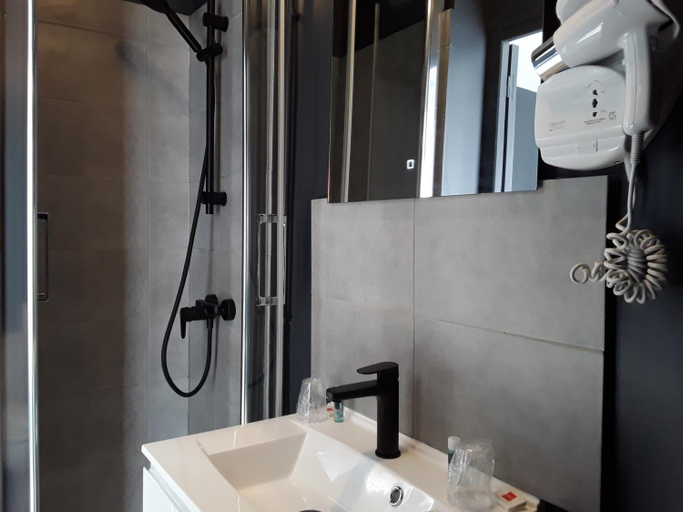 Bathroom 4, La Pomme D Or, Nièvre