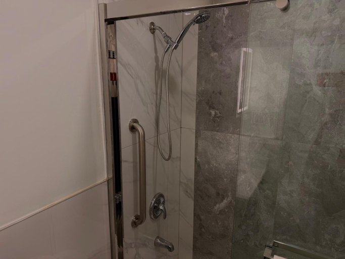 Bathroom 5, Wiarton Willys Inn, Bruce