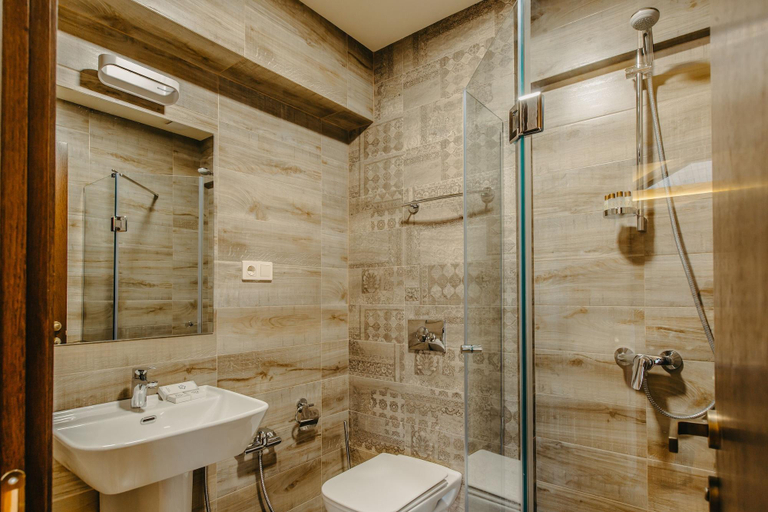 Bathroom 5, Seventeen Rooms, Telavi