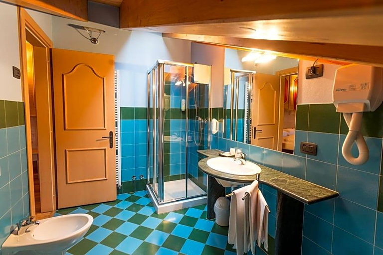 Bathroom 4, Hotel Arisch, Sondrio