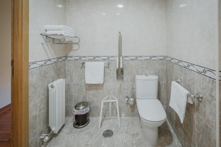 Bathroom 3, Hotel Reina Isabel, Valladolid
