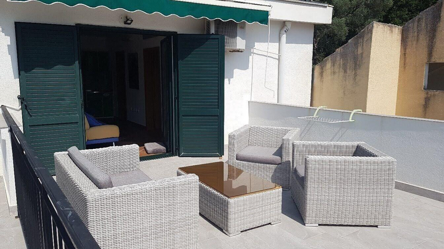 Others 4, Villa Lutovac
