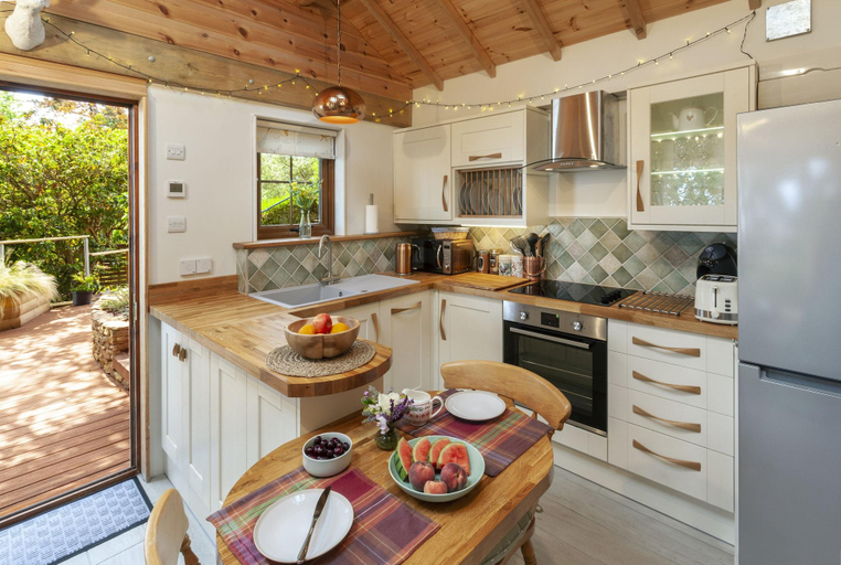 Bedroom 2, Porthole Log Cabin, Somerset