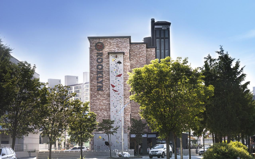 Exterior & Views