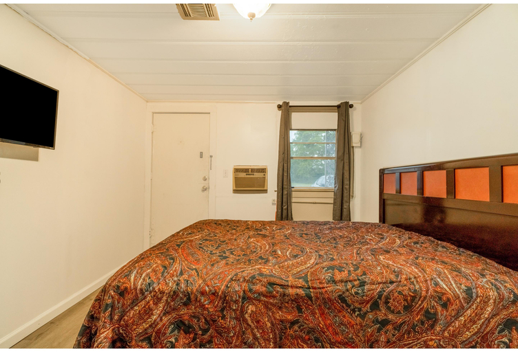 Room 5, Budget Inn By OYO Palestine TX Hwy 79, Anderson