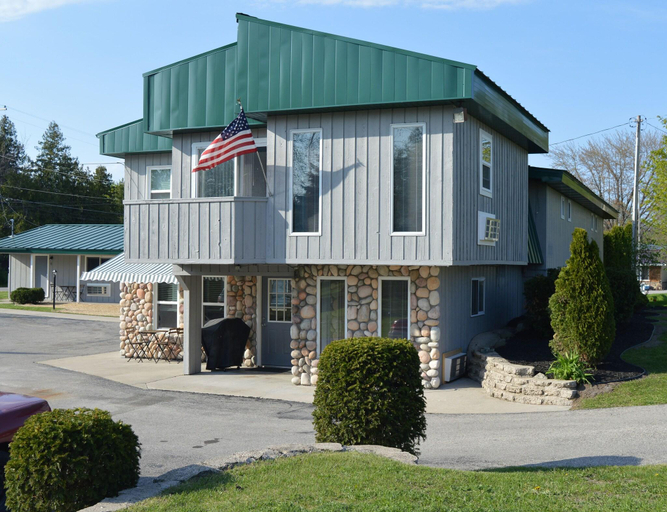 Exterior & Views 2, Coastal Suites Resort, Benzie