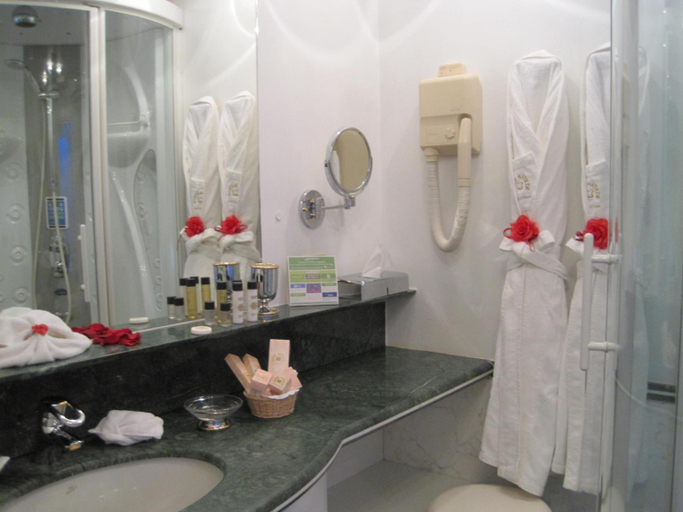 Bathroom 1, Hotel Matilde, Massa Carrara