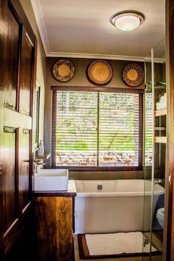 Bathroom 4, African Safari Lodge, Cacadu