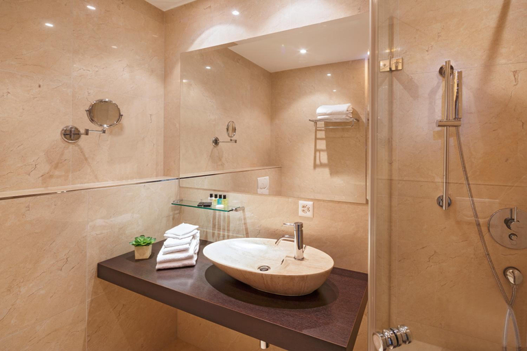 Bathroom 3, Business Hotel First, Höfe