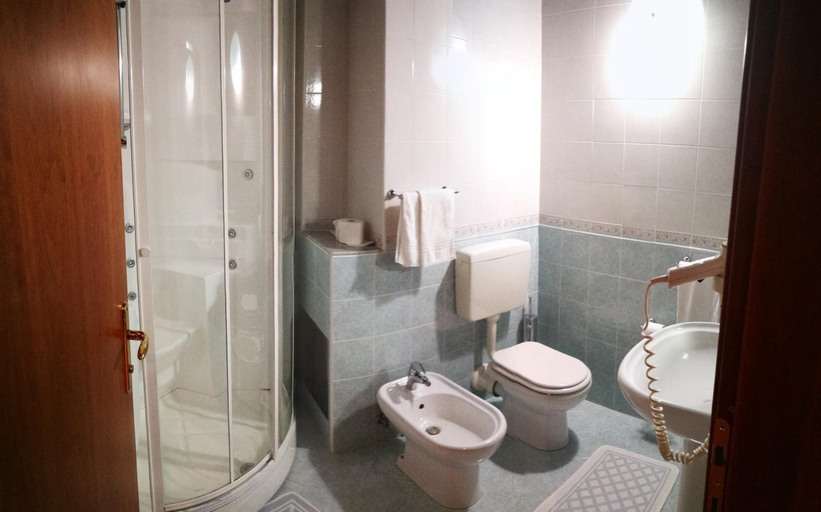 Bathroom 3, Hotel Willy, Udine
