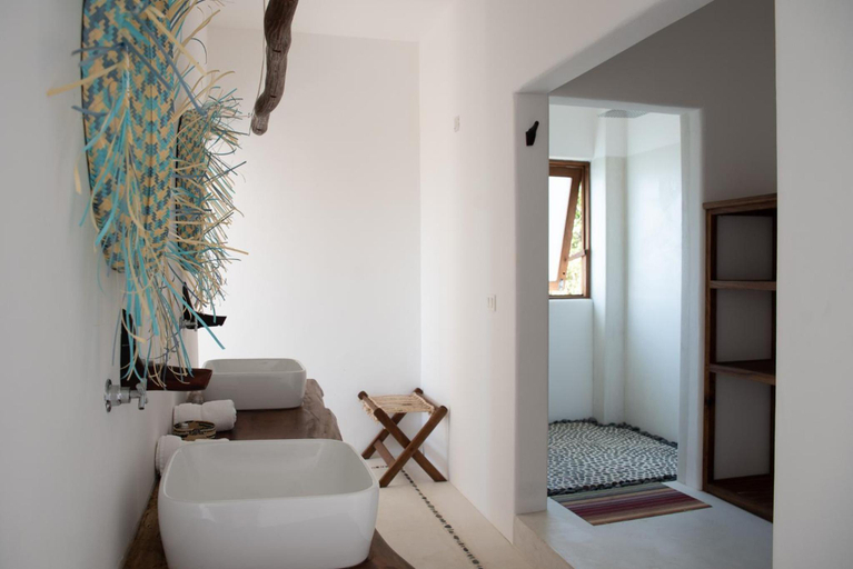 Bathroom 4, El Alquimista Yoga Spa, Dist. Pochutla