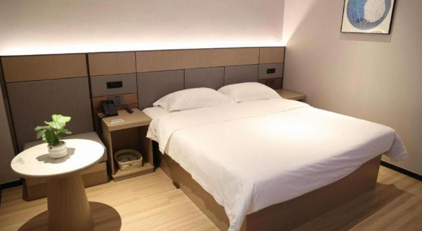 Bedroom 3, GreenTree Inn Suzhou Industrial Zone Yangcheng Lake Weiting Mong Kok Express Hotel, Suzhou