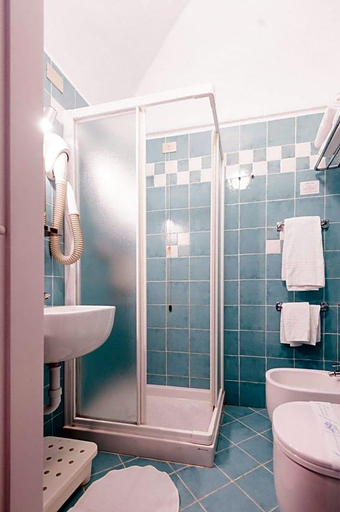 Bathroom 4, Hotel Melograno, Savona