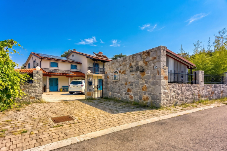 Primary image, Villa Salamander Suite - Garden & EV Charger, Komen