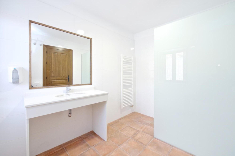 Bathroom 4, Albergue El Encanto Hostel, León
