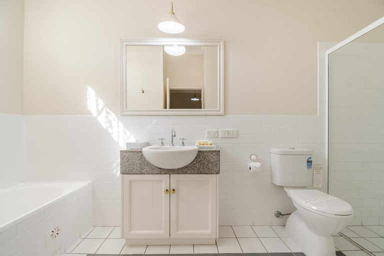 Bathroom 4, Ballina Heritage Inn, Ballina