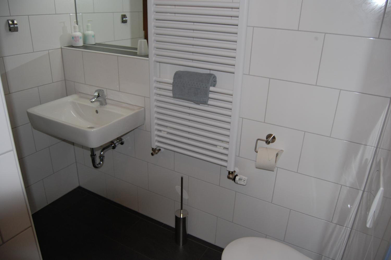 Bathroom 3, Hotel Brasserie Typisch, Trier-Saarburg