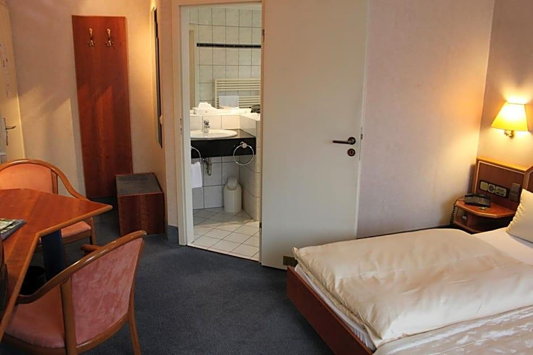 Bedroom 2, Hotel Gasthof Die Post Brennerei Frankenhv He, Ansbach