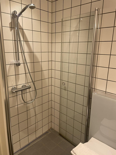 Bathroom 1, Hotel Tante, Lemvig