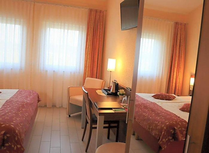 Bedroom 4, Land Gut Hotel Am Ring, Ahrweiler