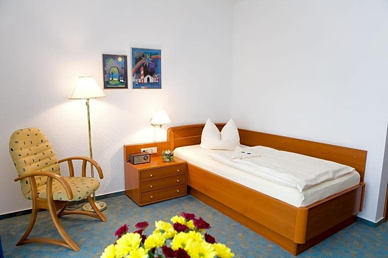 Bedroom 3, Central Inn Hotel Garni, Neunkirchen