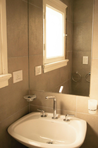 Bathroom 4, La Casona del Monumento, Capital