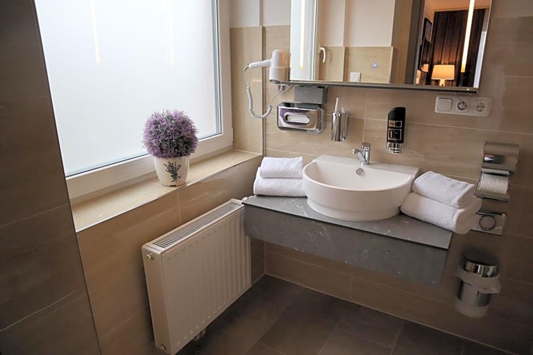 Bathroom 4, Hotel Bispinger Hof, Heidekreis