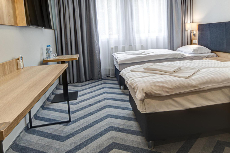 Bedroom 2, Hotel Dobosz, Police