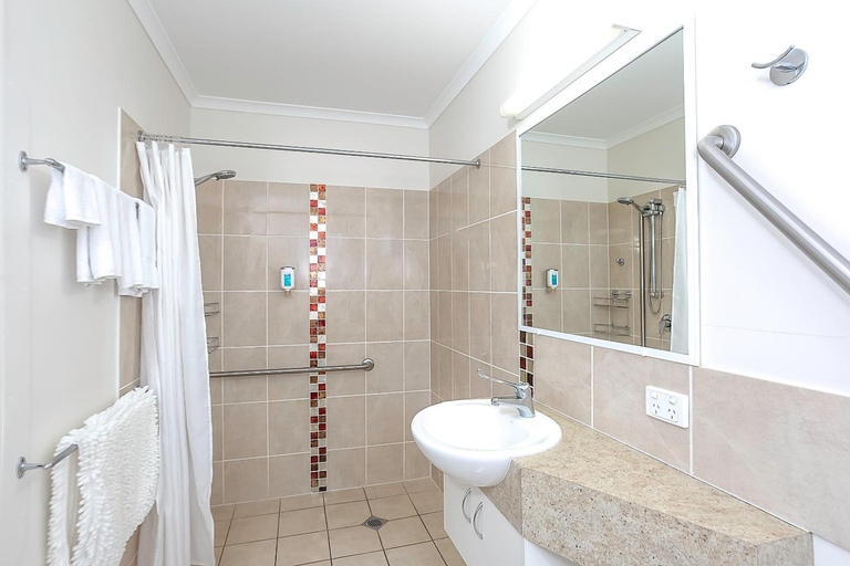 Bathroom 3, Tiaro Tourist Stopover, Tiaro