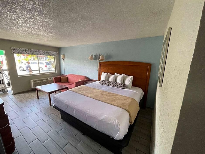 Bedroom 4, Royale Inn, Polk