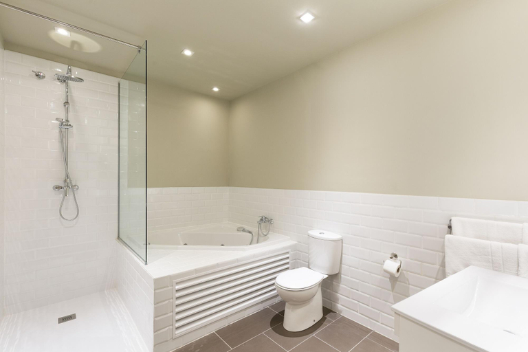 Bathroom 4, Ola Living Hostal Diagonal, Barcelona