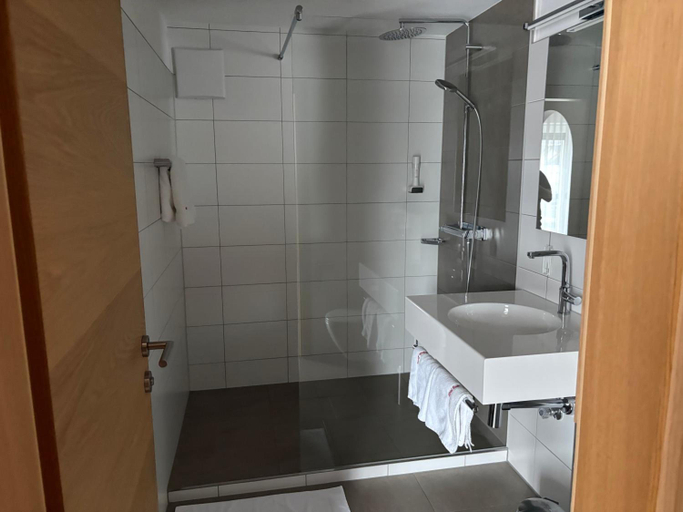 Bathroom 3, Hotel Cafe Lorenz, Dornbirn