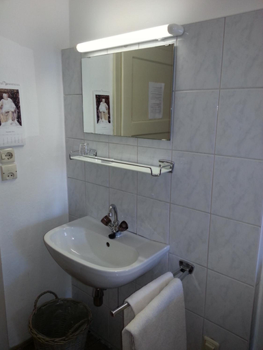 Bathroom, Gasthof Simony Hallstatt B&b, Gmunden