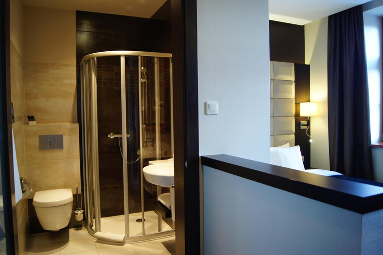 Bathroom 4, Arte, Brzeg