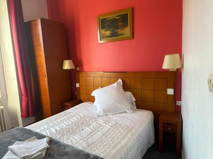 Bedroom 5, Le Mediterraneen Montargis, Loiret